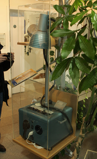 Один из первых генераторов Broncolor. Экспонат находится в музее при заводе Hensel (Германия)