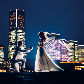 Ночной свадебный портрет на фоне городского пейзажа